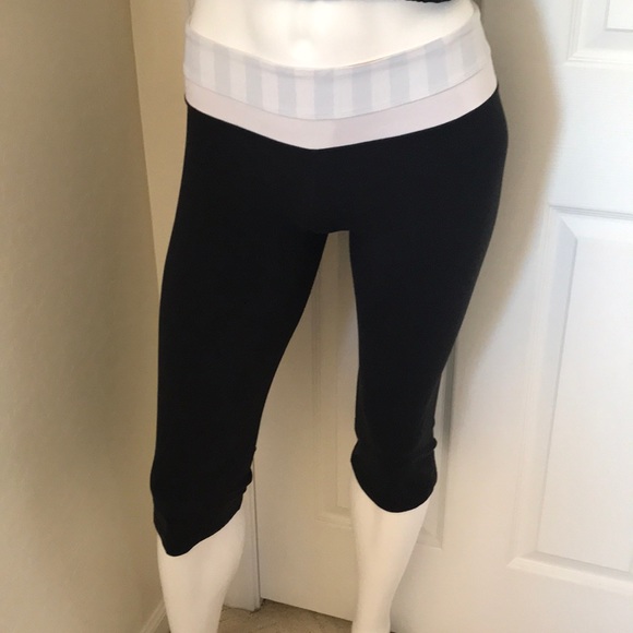 Lululemon Black Capris With Striped Band Size 6 - Picture 2 of 6